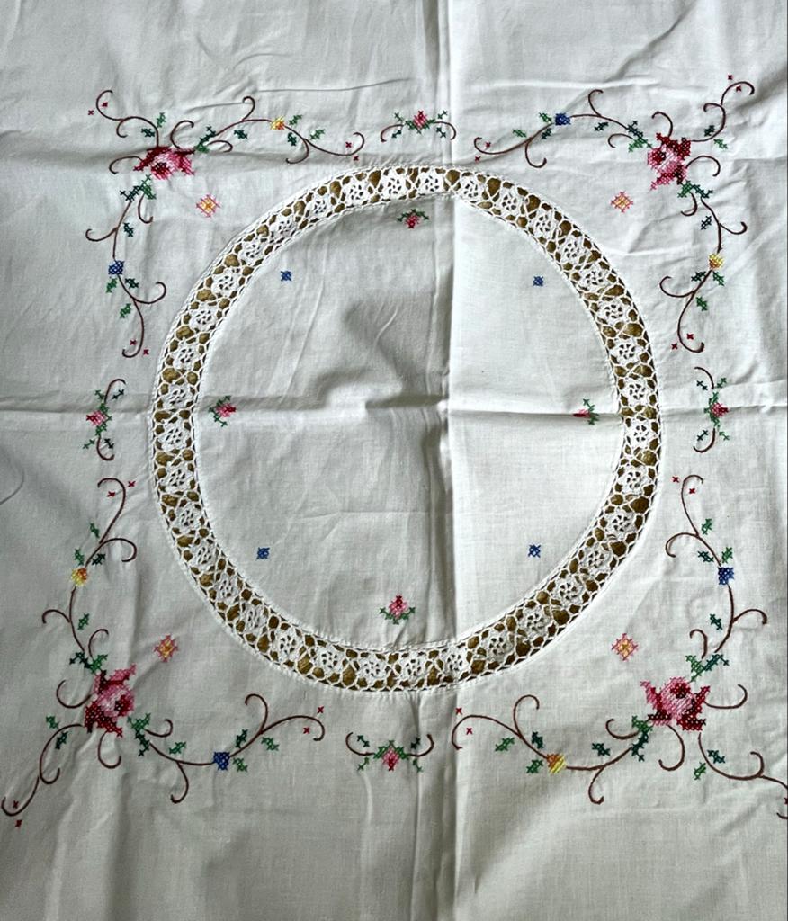 Vintage geborduurd tafelkleed met opengewerkt midden, Huis en Inrichting, Tafelkleden, Ophalen of Verzenden, Zo goed als nieuw