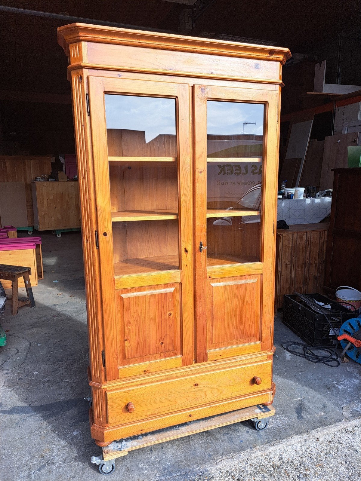 grenen vitrinekast hoekkast, R.kooij65@gmail.com, Gebruikt, 100 tot 150 cm, Met lade(s)
