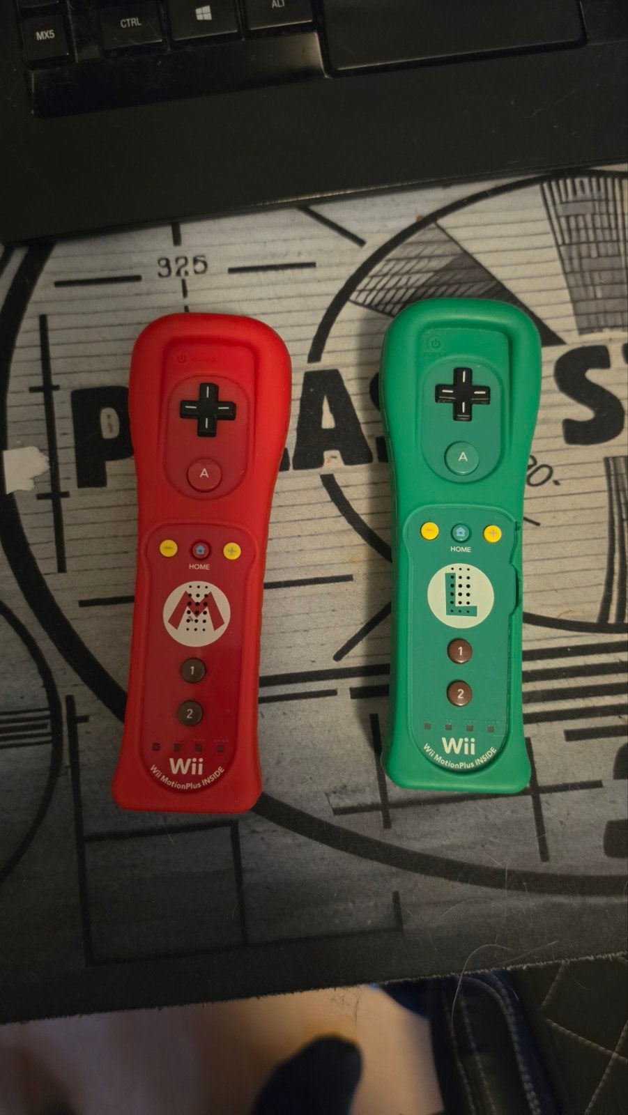 Wii MotionPlus Inside Controllers mario en luigi, Ophalen of Verzenden, Gebruikt, Met 2 controllers
