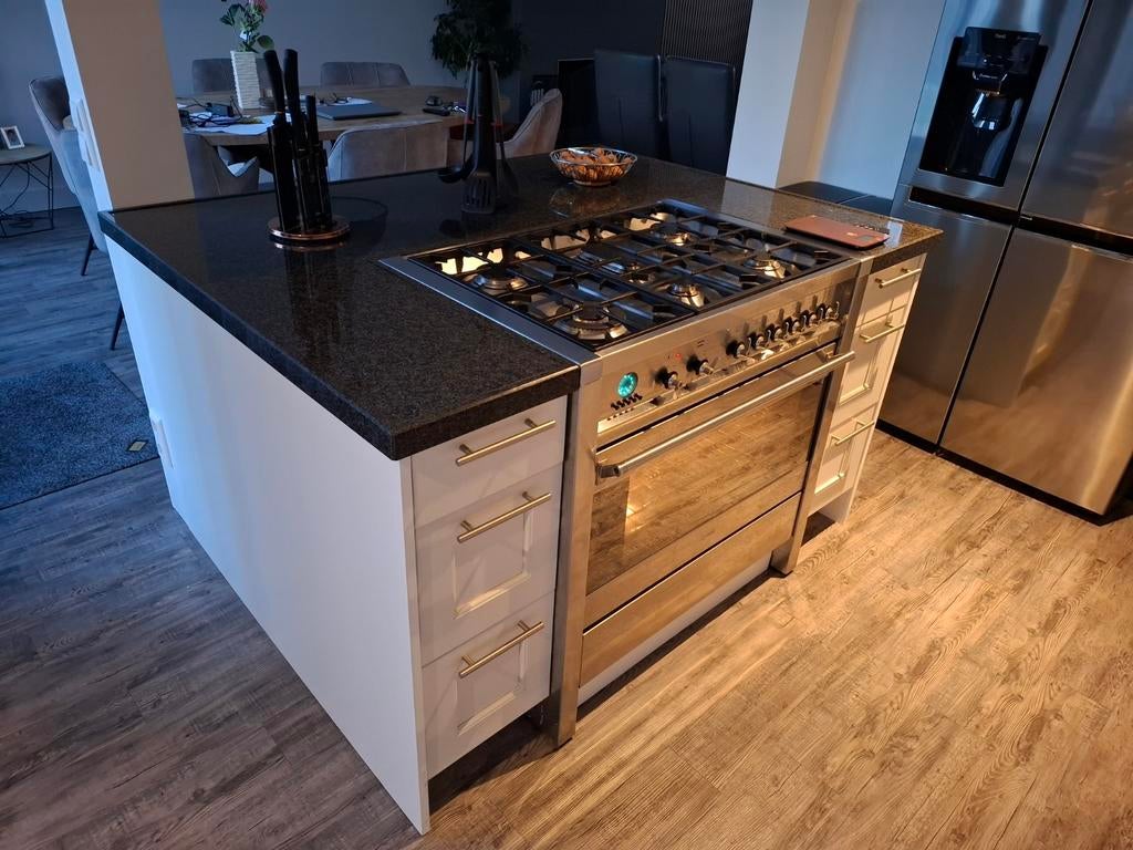L-vormige keuken met kookeiland en Smeg oven, Ophalen, Graniet of Steen, Met kookeiland