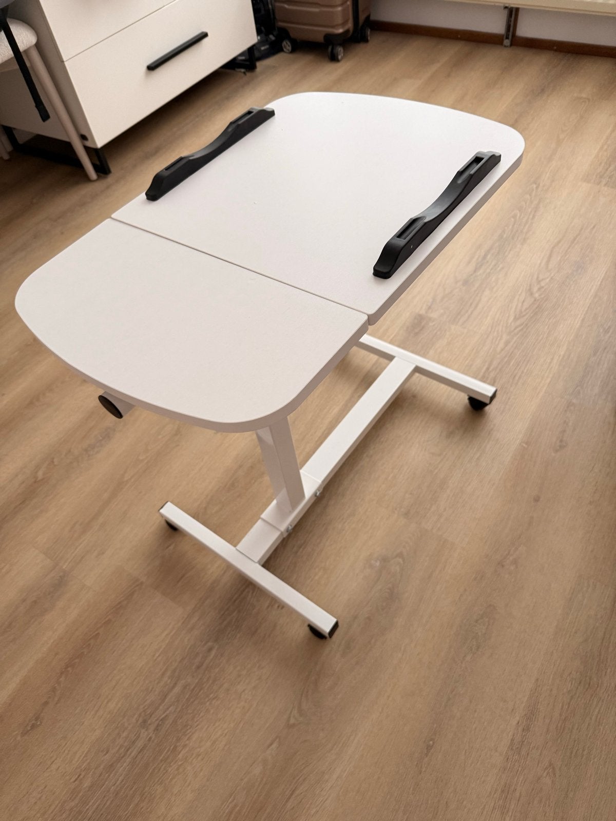 Verstelbare Laptoptafel op Wieltjes - Wit, Computers en Software, Ophalen of Verzenden, Zo goed als nieuw, In hoogte verstelbaar