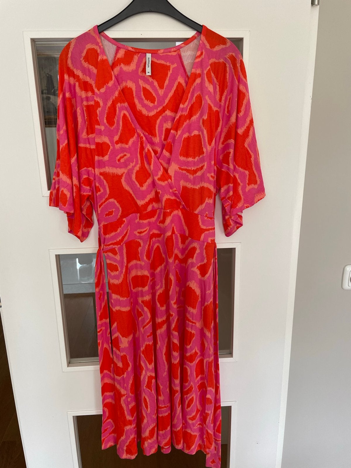 zomerjurk , wikkeljurk rood/roze met abstracte print, Kleding | Dames, Maat 38/40 (M), Meerkleurig, Nieuw, Ophalen of Verzenden