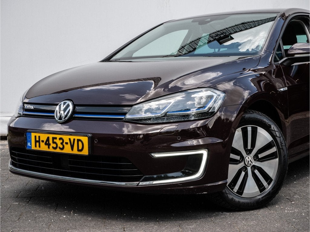Volkswagen e-Golf e-Golf 136pk SOH 81% Virtual cockpit/ Warm, Auto's, Gebruikt, Zwart, 35 kWh, Met garantie (alle)