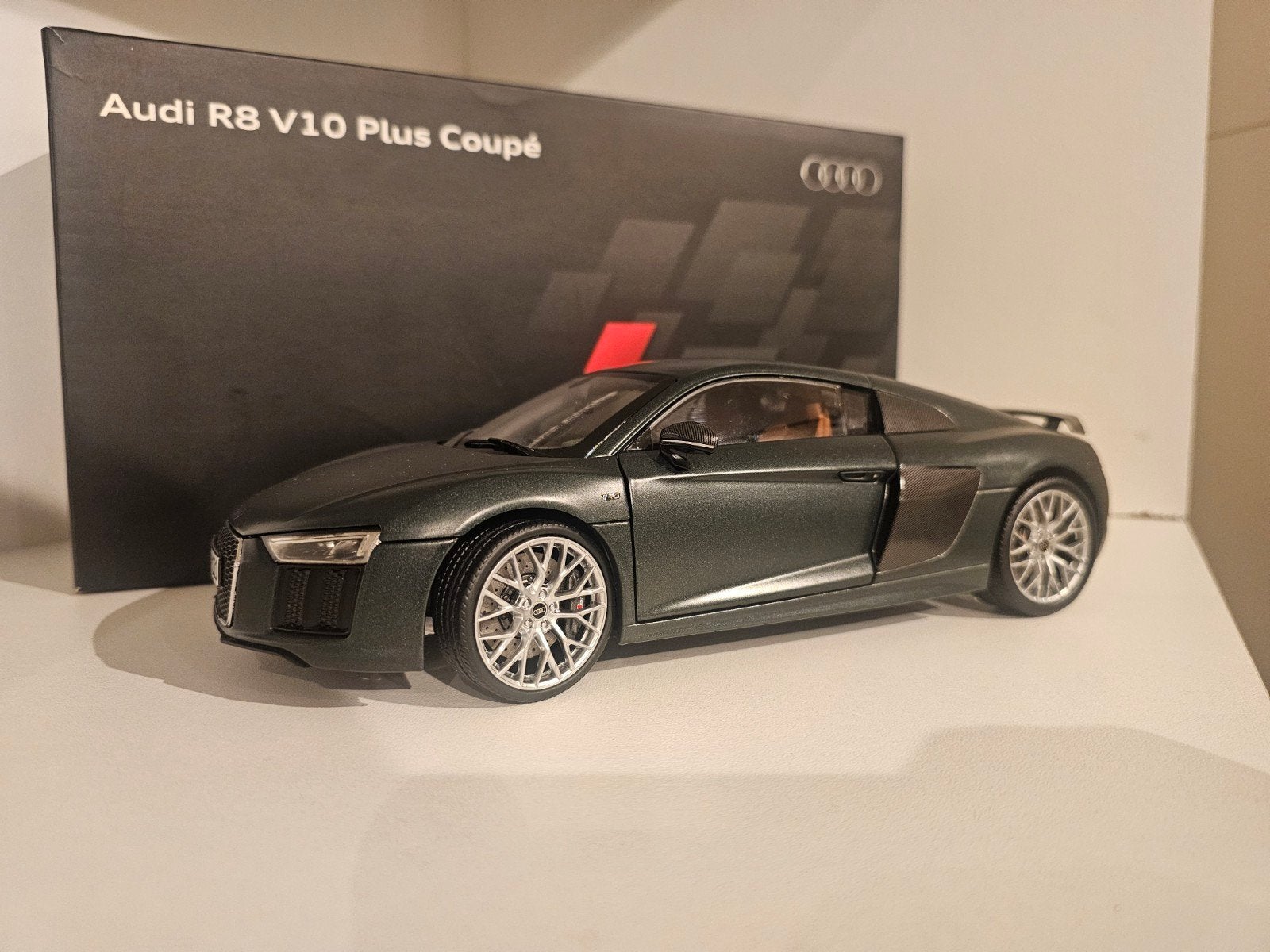 ISCALE Audi R8 V10 Plus Coupé Camouflage Groen 1:18, Ophalen of Verzenden, Zo goed als nieuw, Auto, Overige merken