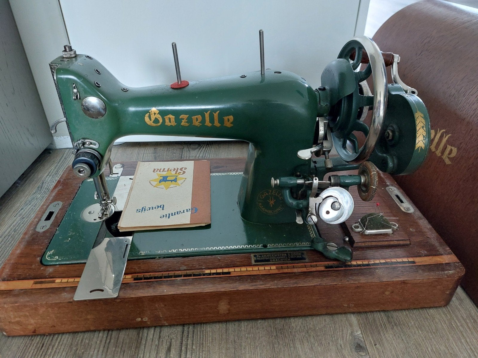 Vintage Gazelle Naaimachine met Houten Koffer en Handleiding, Antiek en Kunst, Antiek | Naaimachines, Ophalen