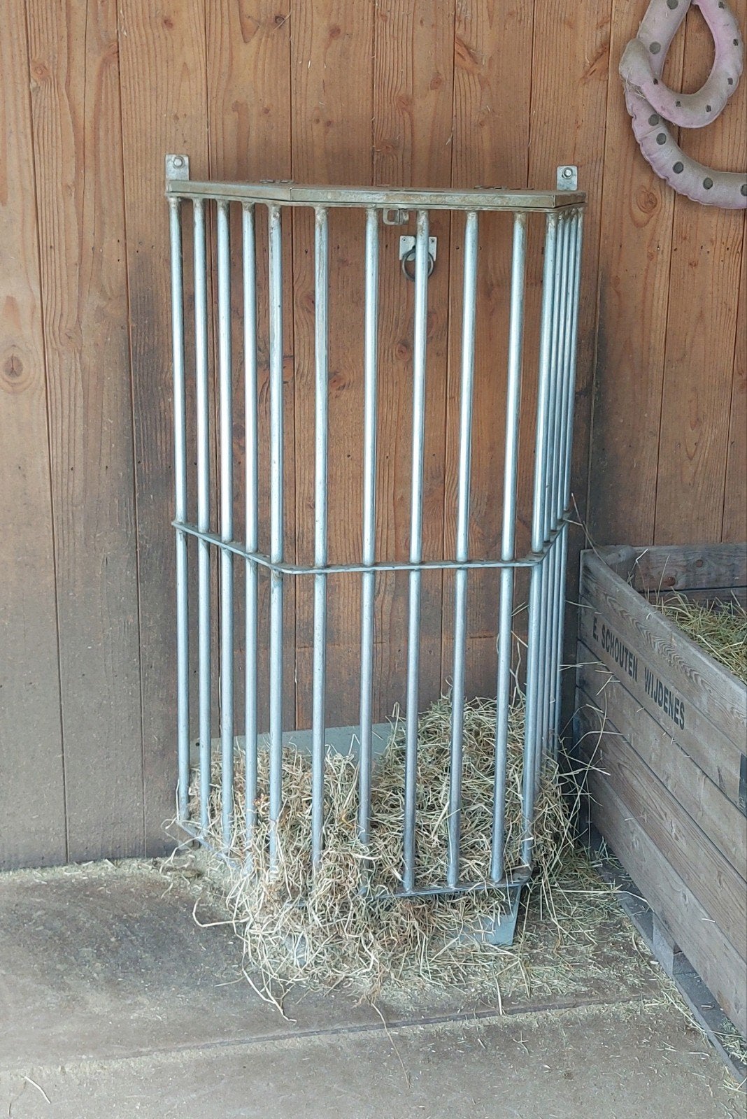 Slowfeeder hooiruif