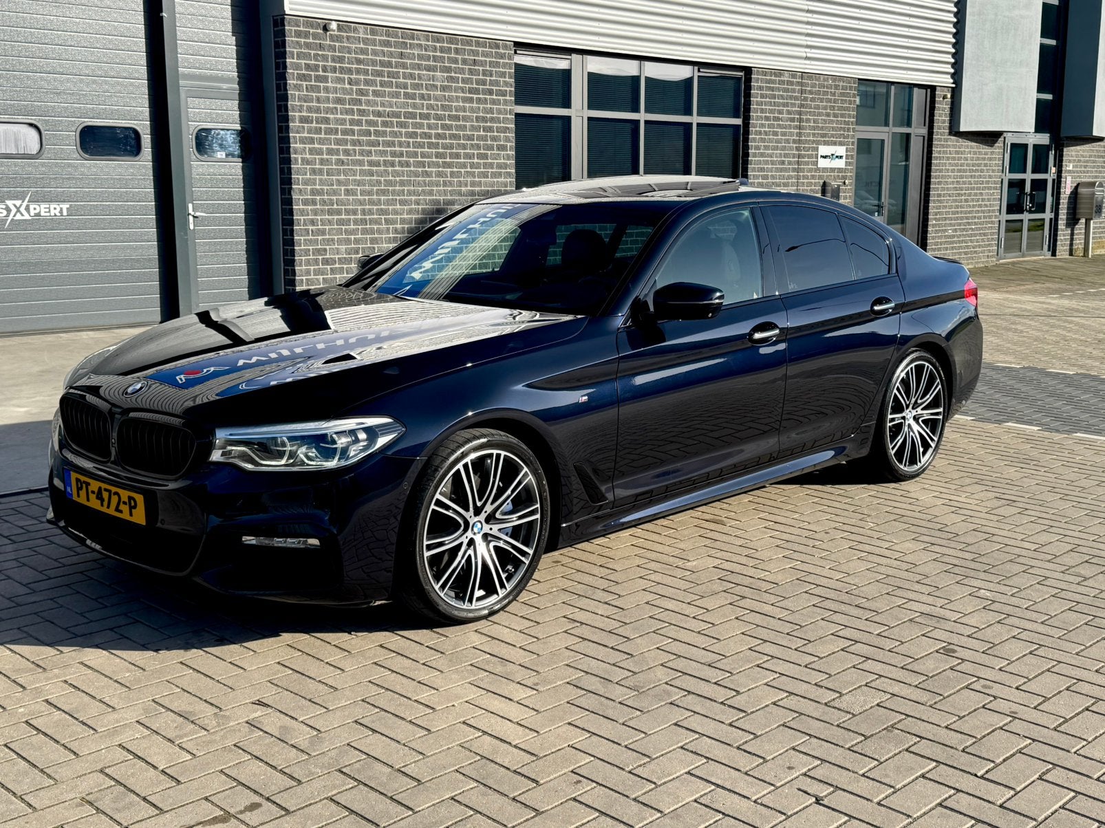 BMW 5-Serie 540i M Sport 340pk Aut 2017 Carbon Swarz NL auto, Auto's, Automaat, 2000 kg, Bedrijf, 1570 kg