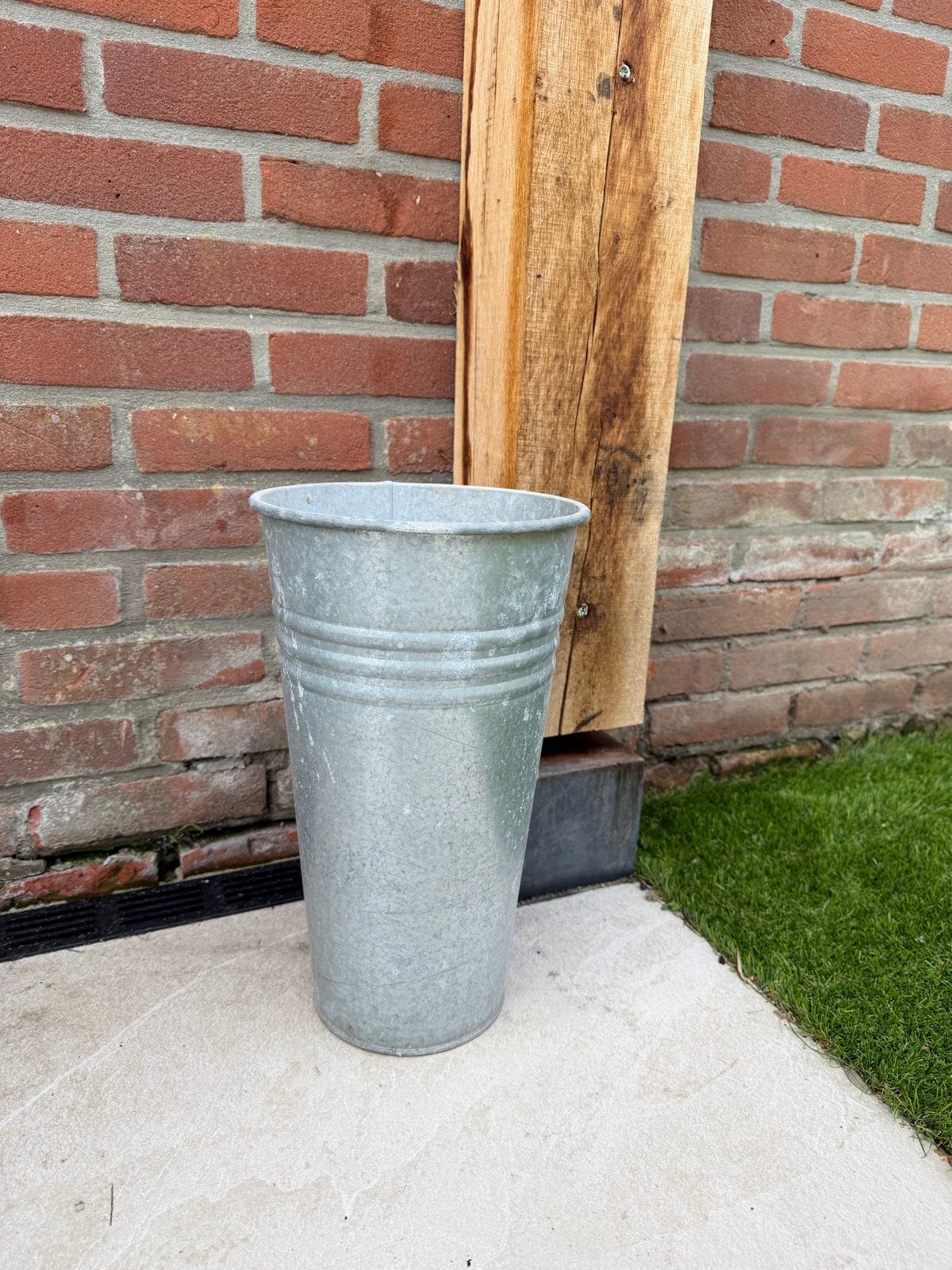 Zinken bloempot - Robuust en stijlvol voor binnen/buiten, Tuin en Terras, Gebruikt, Verzenden, Rond, Binnen
