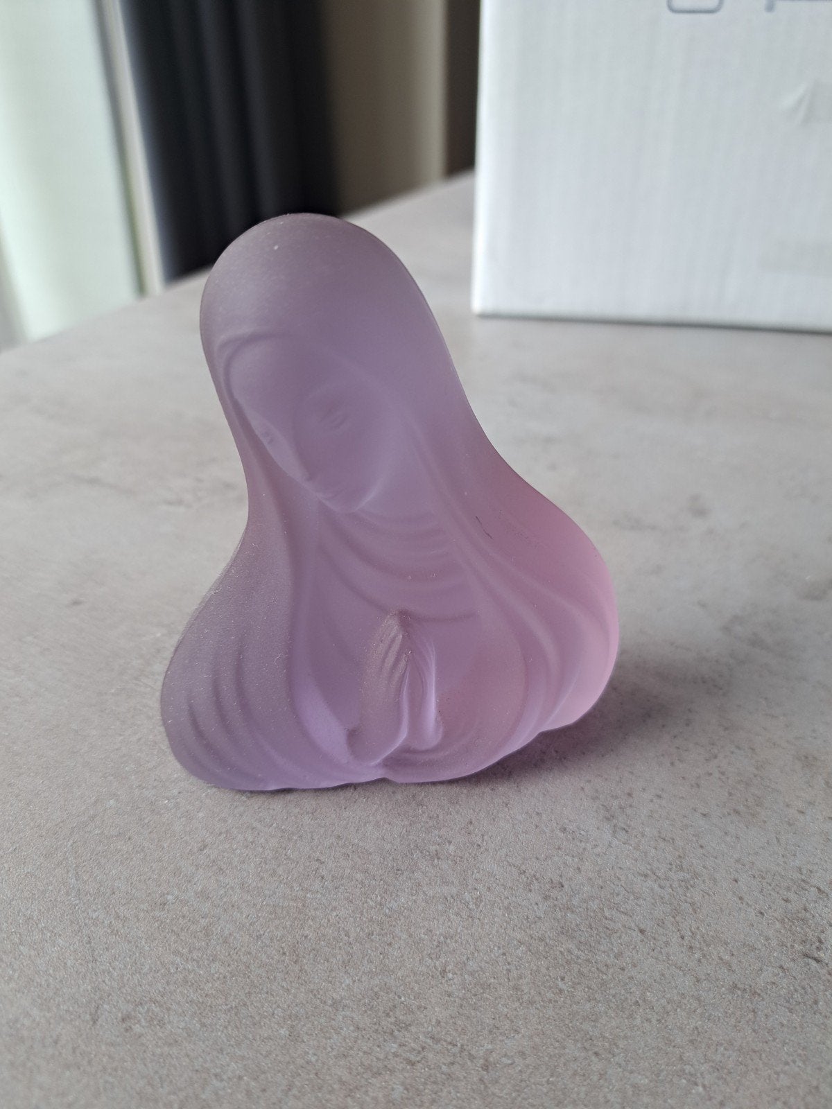 Lila glazen Mariabeeldje - 9 cm hoog, Antiek en Kunst, Antiek | Religie, Ophalen