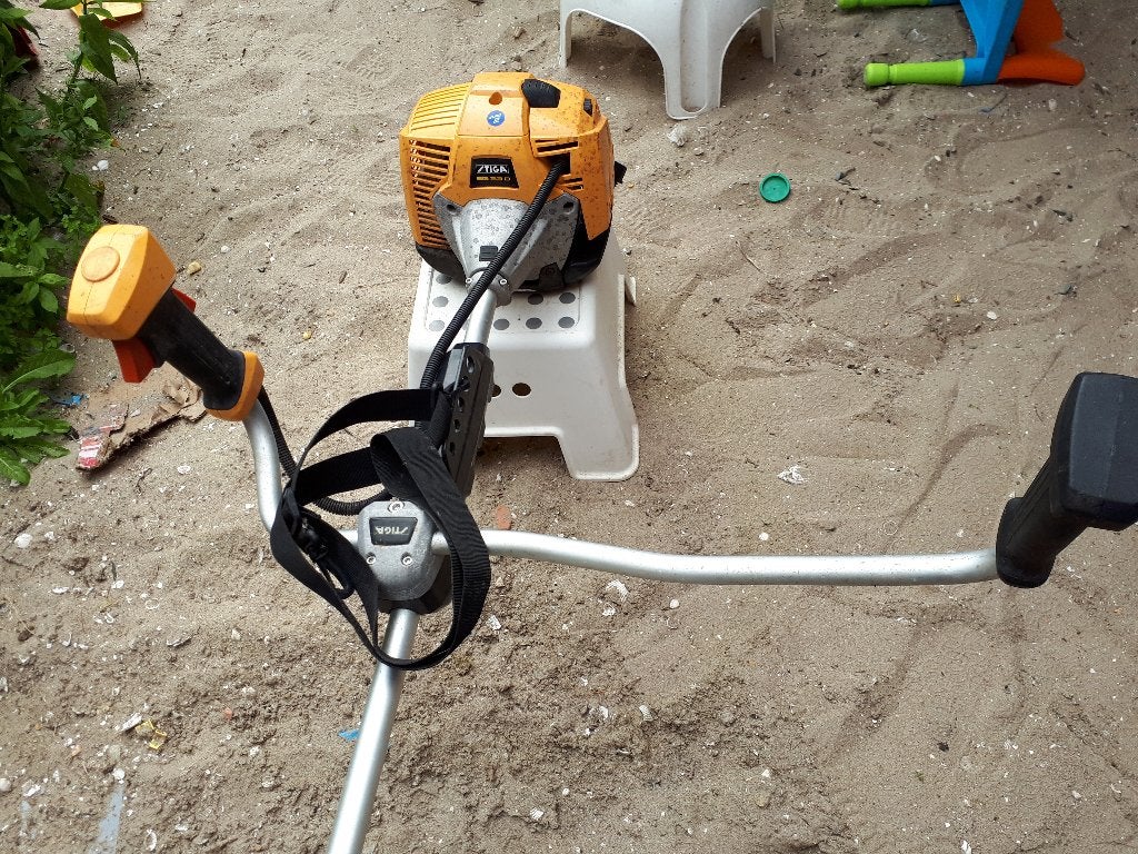 Stiga Benzine Grastrimmer met Draagtuig, Ophalen, Gebruikt, Benzine