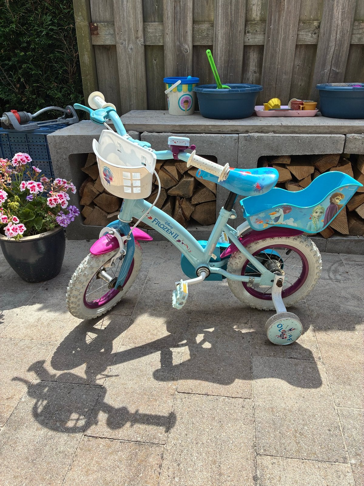 Frozen 2 Kinderfiets met zijwieltjes en mandje, Ophalen, Zijwieltjes, Gebruikt, Velgrem