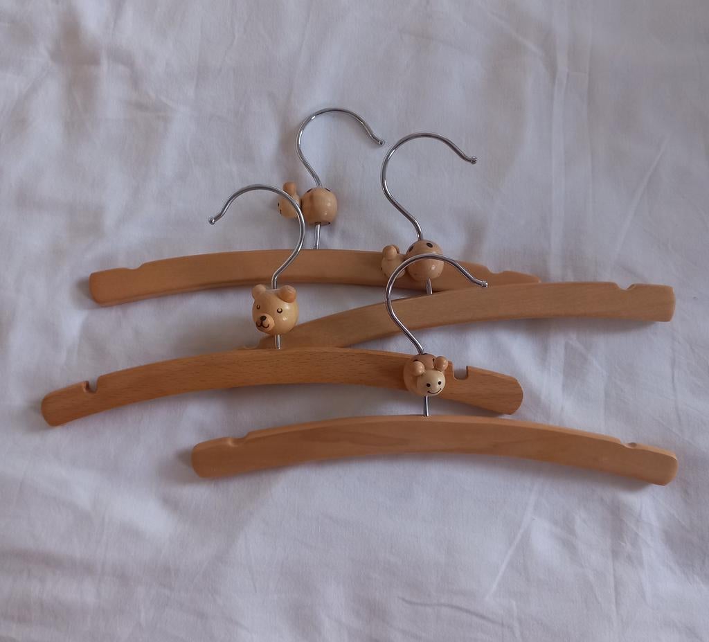 4 Houten babykledinghangertjes met diertje, Ophalen, Zo goed als nieuw