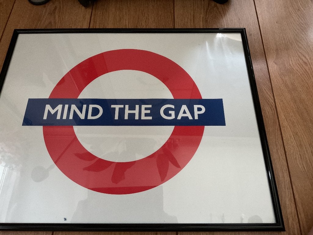 poster van iconische waarschuwing ’mind the gap’, Ophalen, Nieuw, Bus of Metro, Kaart of Prent