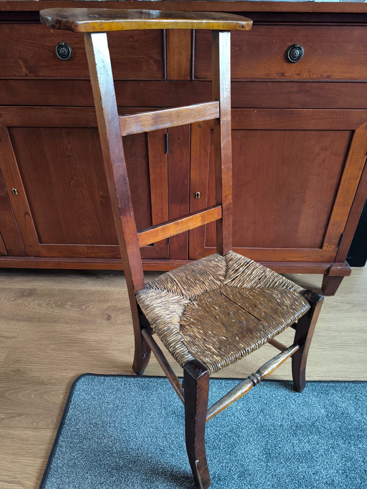 Antieke houten bidstoel / kerkstoel – gevlochten zitting, Ophalen