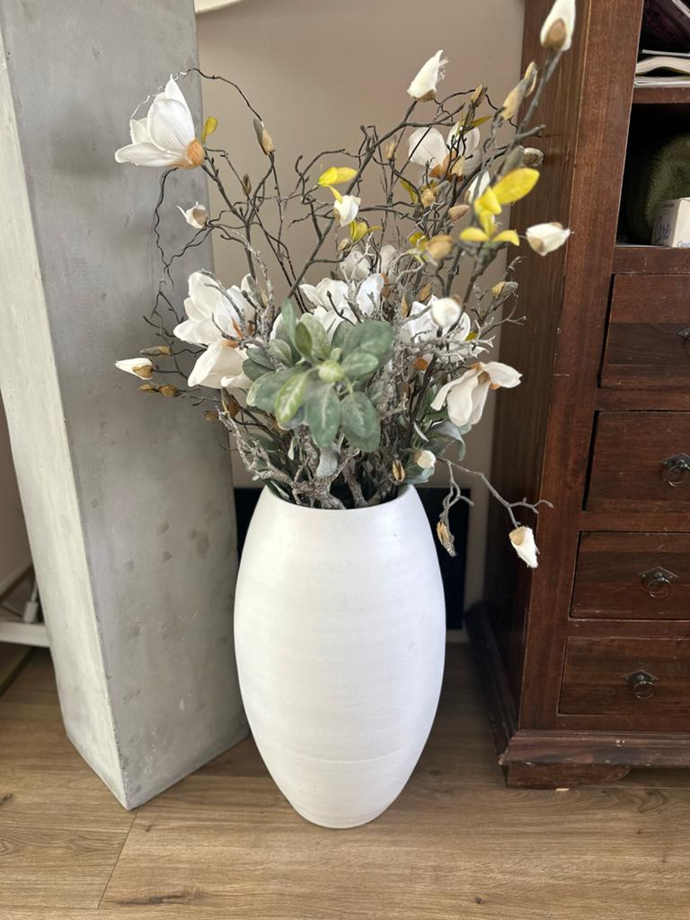 Witte vaas met kunstbloemen en takken, Ophalen, Gebruikt