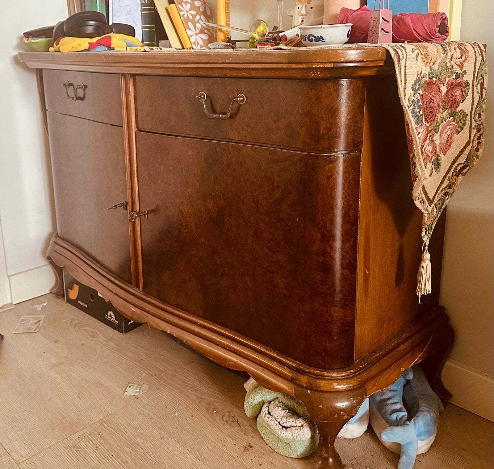 Dressoir met notenhout, Ophalen