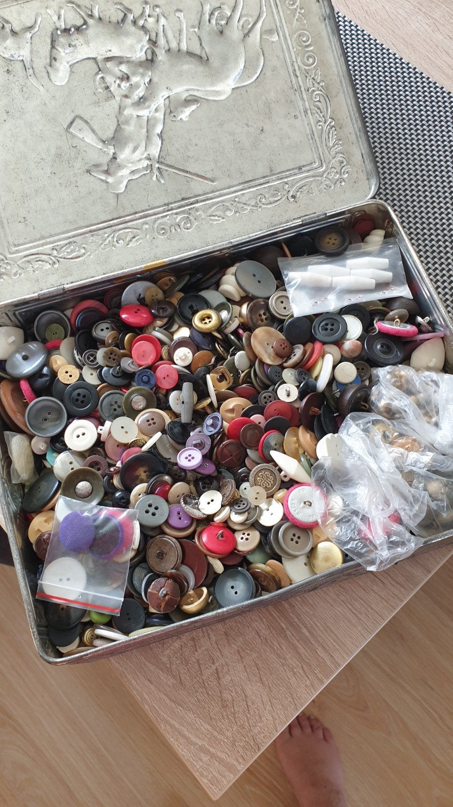 Grote verzameling knopen in vintage blikken doos, Ophalen, Gebruikt, Knoop of Knopen