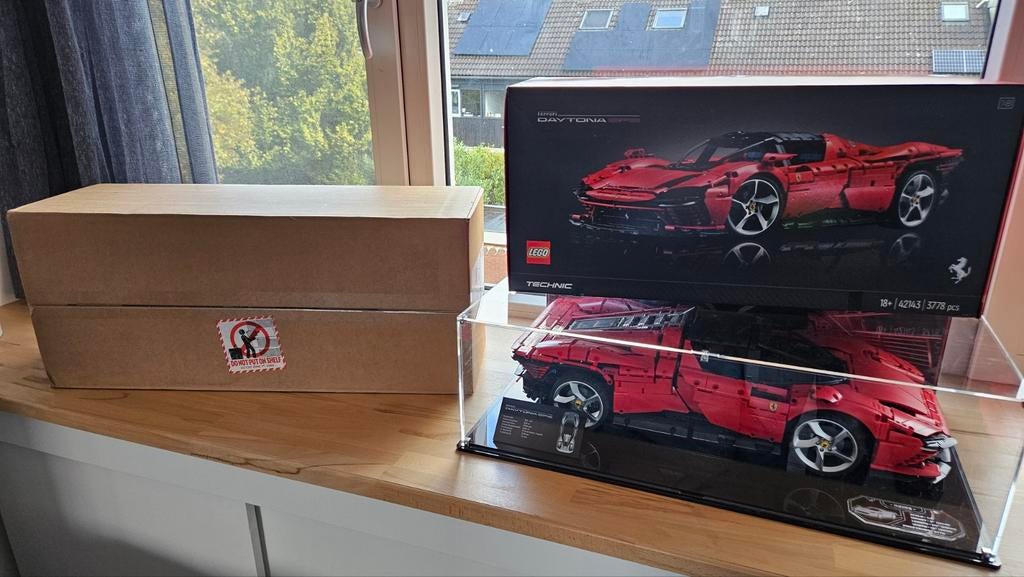 2x Ferrari Daytona SP3 (1x nieuw, 1x in vitrine), Ophalen, Zo goed als nieuw, Overige merken