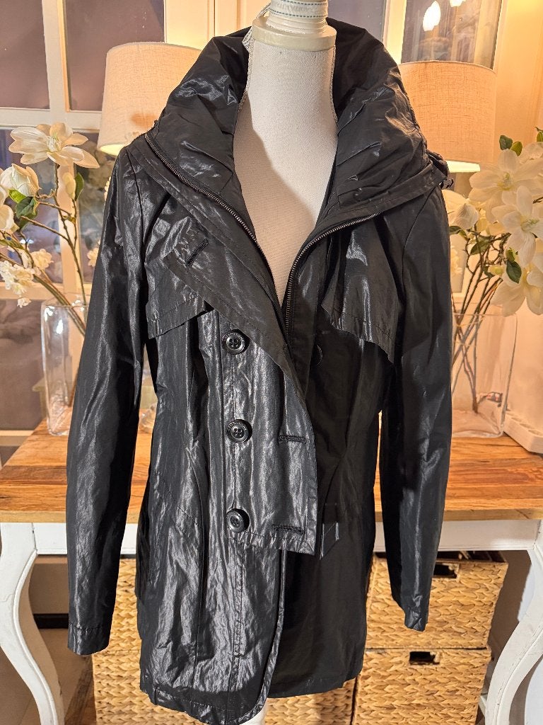 Chique, Zwart glanzend trenchcoat Creenstone, 38-40/M, ZGAN., Verzenden, Zo goed als nieuw, Maat 38/40 (M), Zwart