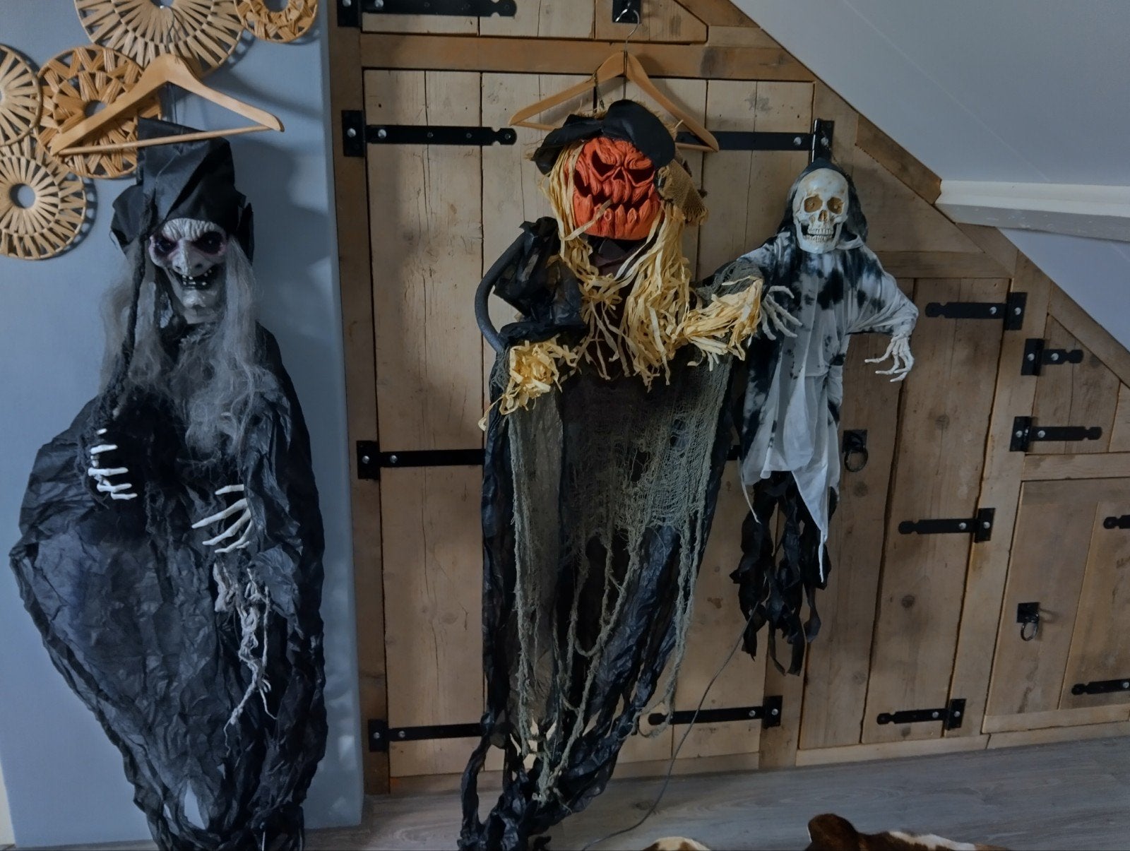 Halloween decoratie en 5 Halloween capes (4x S/M, 1x L), Ophalen, Zo goed als nieuw, Versiering, Halloween of Griezel
