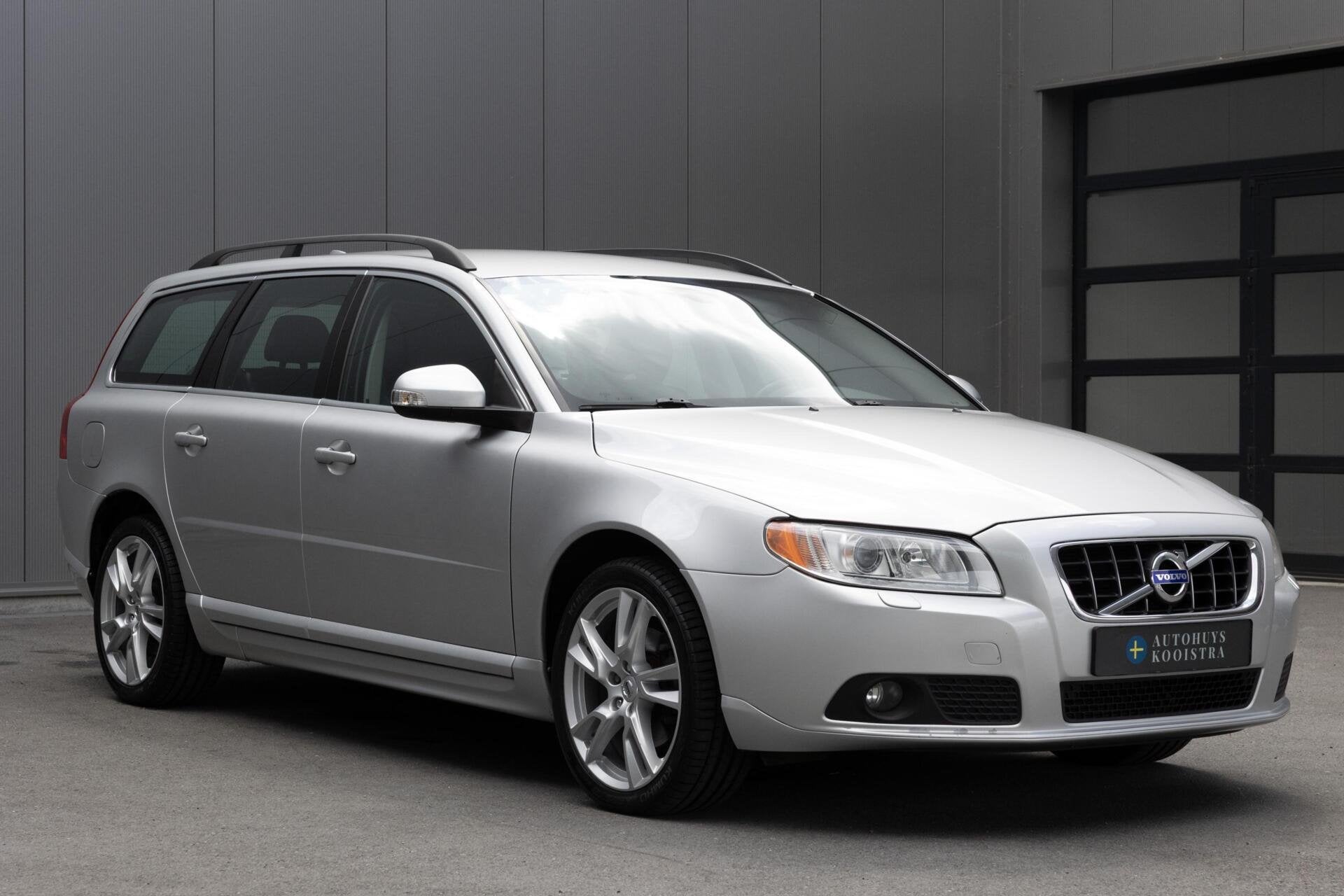 Volvo V70 2.0 Summum Bak gereviseerd|Xenon|Clima|Stoelverwar, 145 pk, Gebruikt, 4 cilinders, Leder en Stof