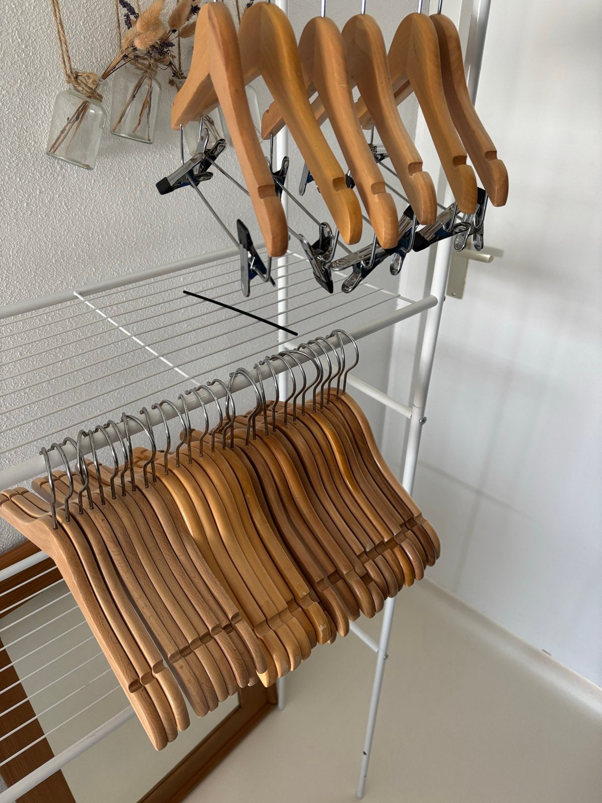 25 Houten kledinghangers met en zonder klemmen - Set van 20, Ophalen of Verzenden, Gebruikt, Hout, Volwassenen