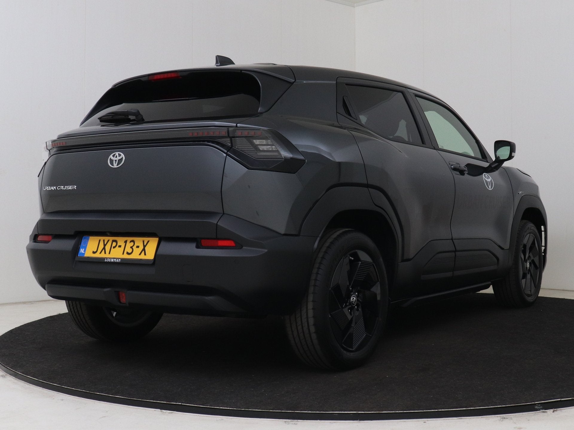 Toyota Urban Cruiser Dynamic 61 kWh (bj 2026, automaat), Auto's, Toyota, 12 maanden, Stof, Automatische klimaatregeling, 44 min