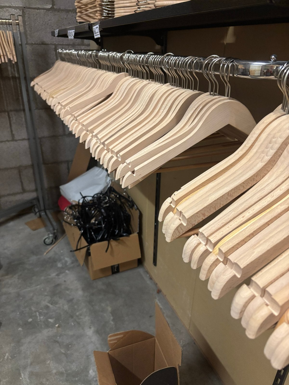 Houten kledinghangers - Diverse modellen ruim 2000 stuks, Kleding | Dames, Kledinghangers, Ophalen, Gebruikt, Hout, Volwassenen
