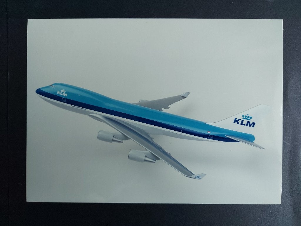 Kleurenfoto van een model van de KLM Boeing 747 (F945), Ophalen of Verzenden, Gebruikt, Kaart, Foto of Prent