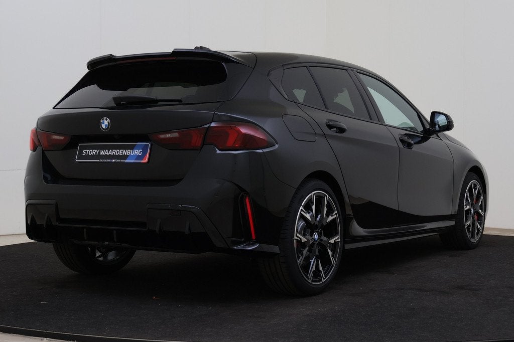 BMW 1 Serie 120 M Sport Automaat / Panoramadak / Trekhaak /, Auto's, BMW, Zwart, 156 pk, Zwart, Bedrijf