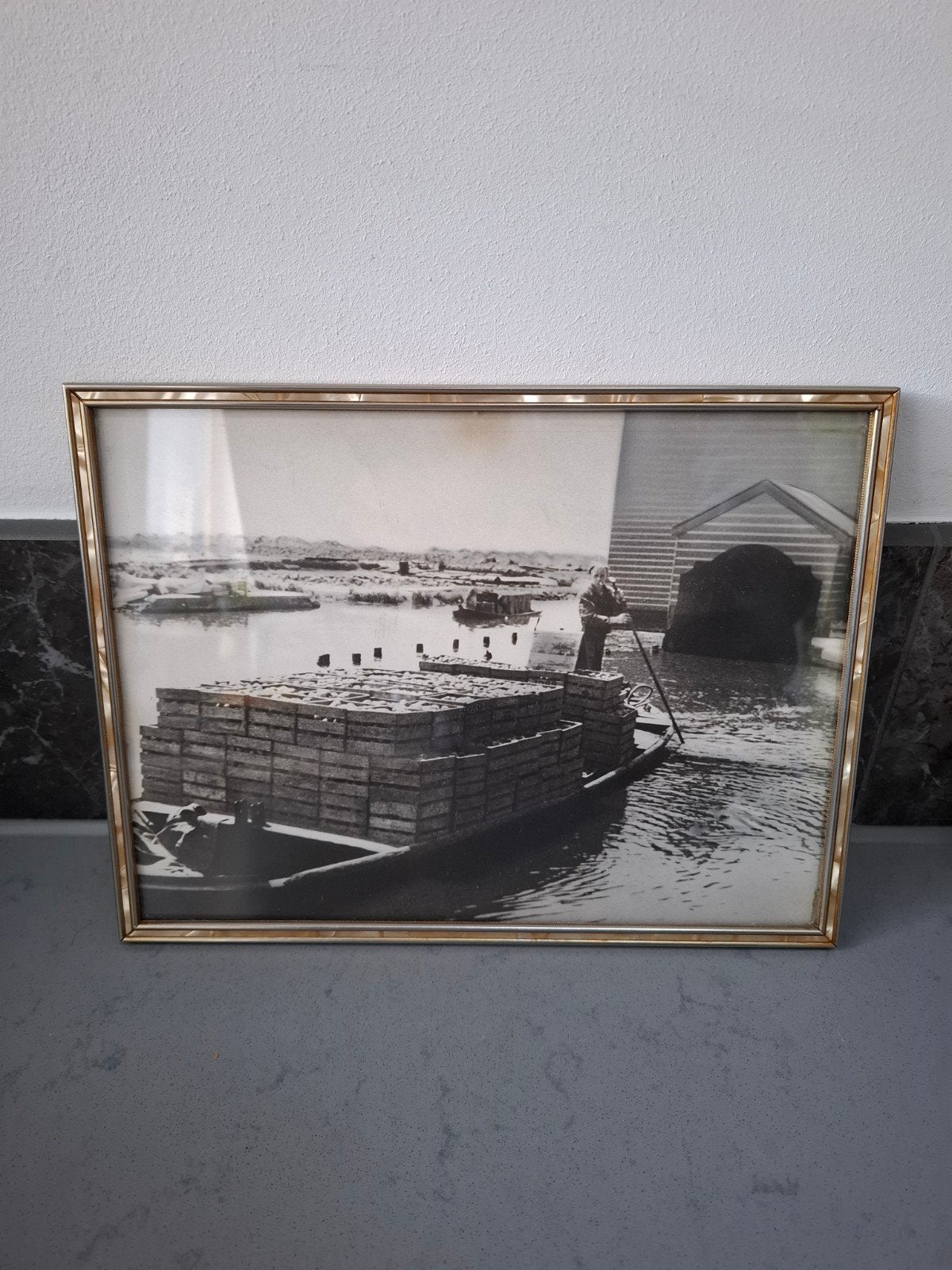 Vintage zwart-wit foto: Veiling Bovenkarspel n boot, Ophalen of Verzenden, Foto, Fotografie, Ingelijst