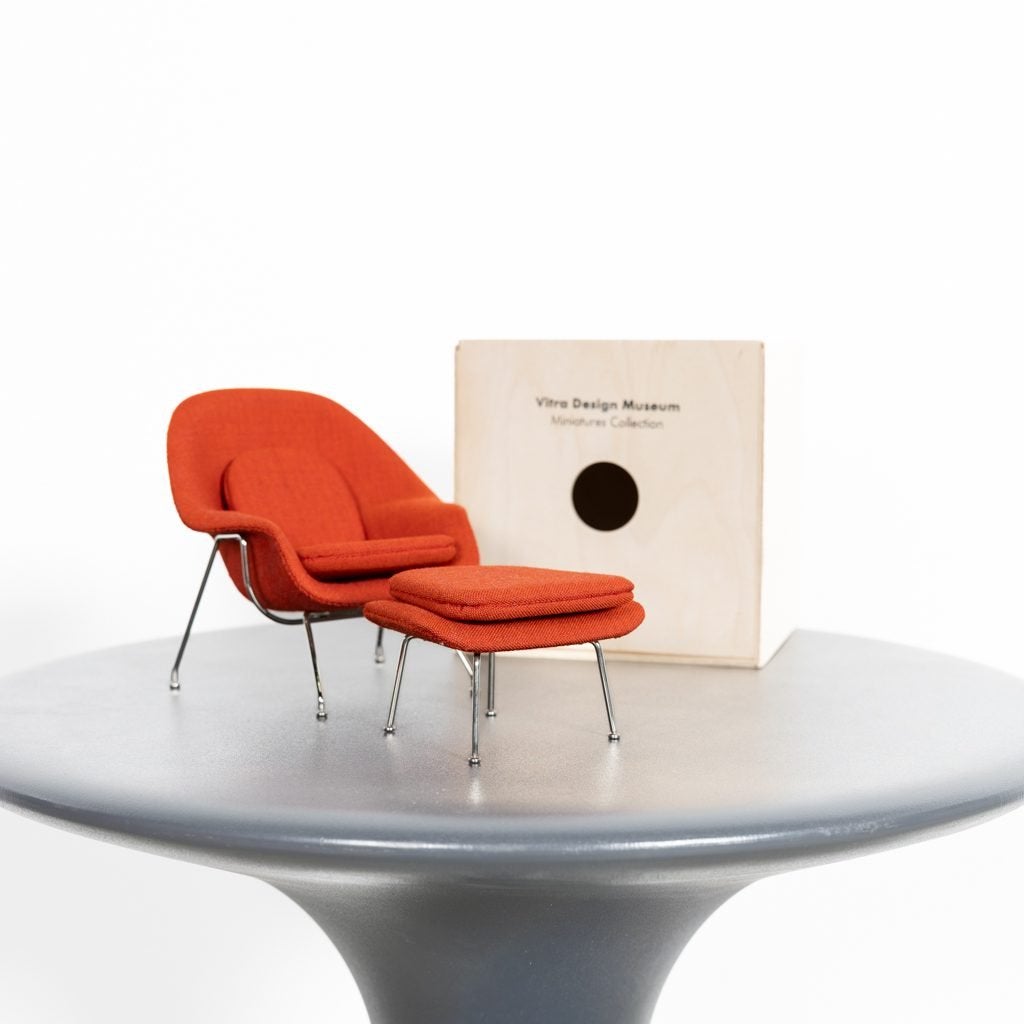 Vitra Miniatuur Womb Chair Fauteuil Rood Stof + Hocker, Niet ingevuld, Zo goed als nieuw, Niet ingevuld, Niet ingevuld