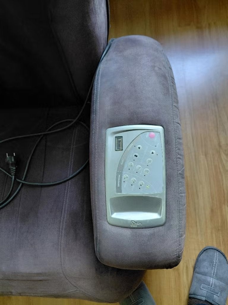 iJoy 200 Reclining Massage Chair by Human Touch, Ophalen, Bruin, Stof, Zo goed als nieuw