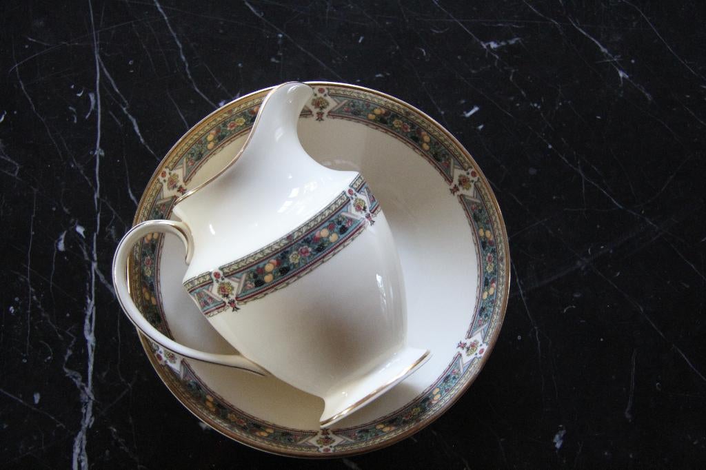 melkkan en ronde kom  Camberley (royal doulton 1991), Overige typen, Ophalen of Verzenden, Zo goed als nieuw, Overige stijlen