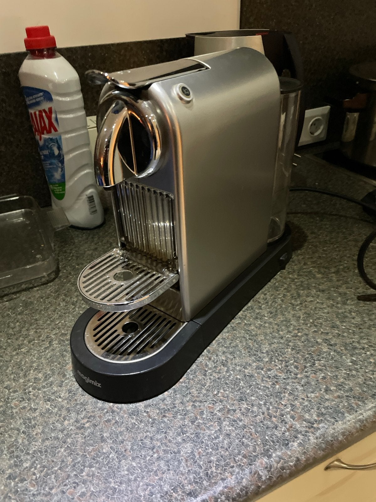 Gratis Nespresso Magimix - lekt in bakje, Ophalen, Espresso apparaat, Niet werkend, Koffiepads en cups