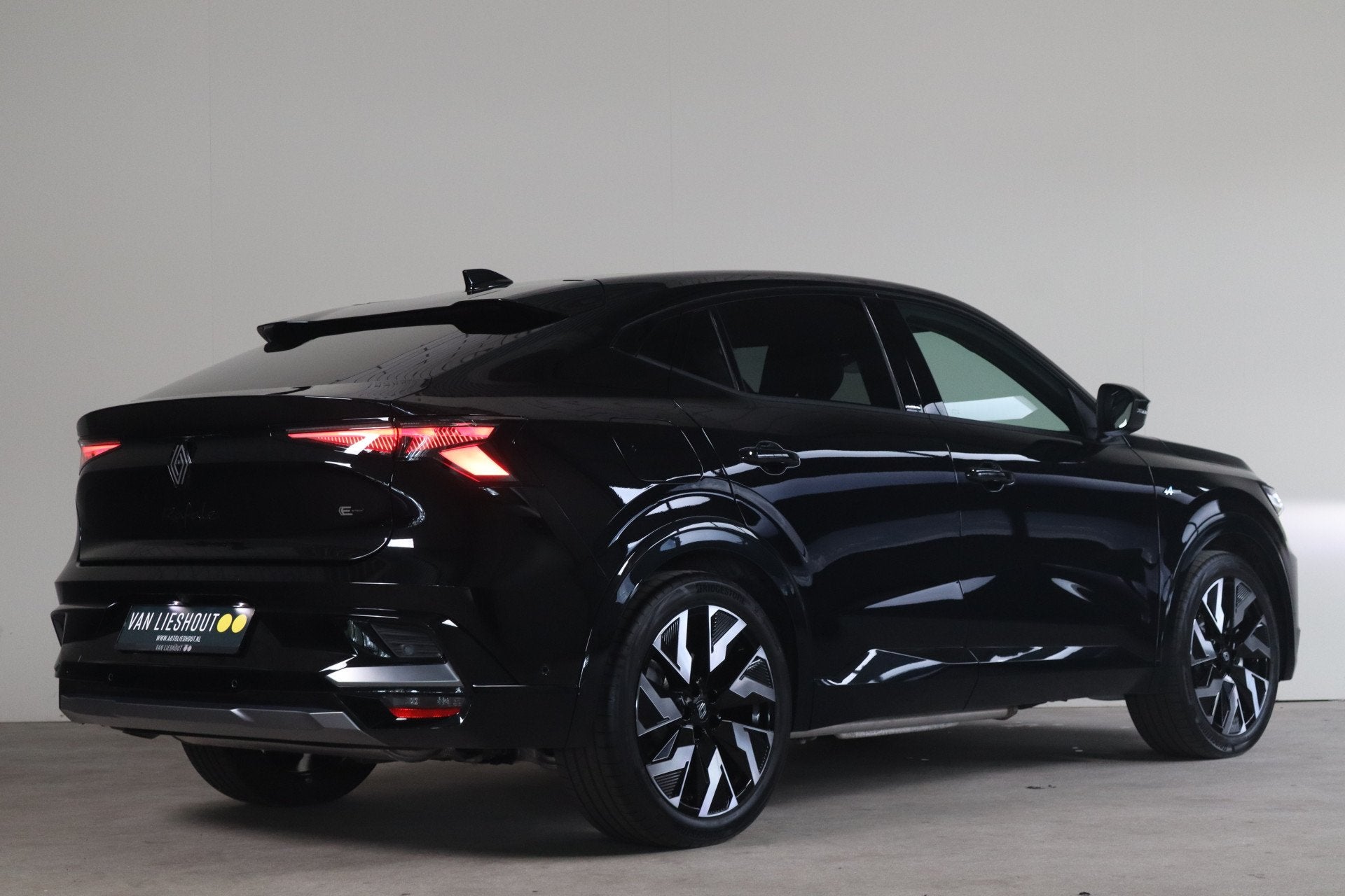 Renault Rafale 1.2 E-Tech 4x4 plug-in hybrid 300 esprit Alpi, Auto's, Renault, Automaat, Gebruikt, 1199 cc, Zwart