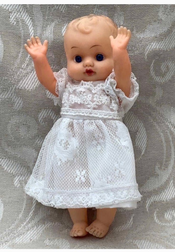 Lief vintage popje jaren ‘70, wit jurkje, 24 cm, Ophalen of Verzenden, Zo goed als nieuw, X, Pop