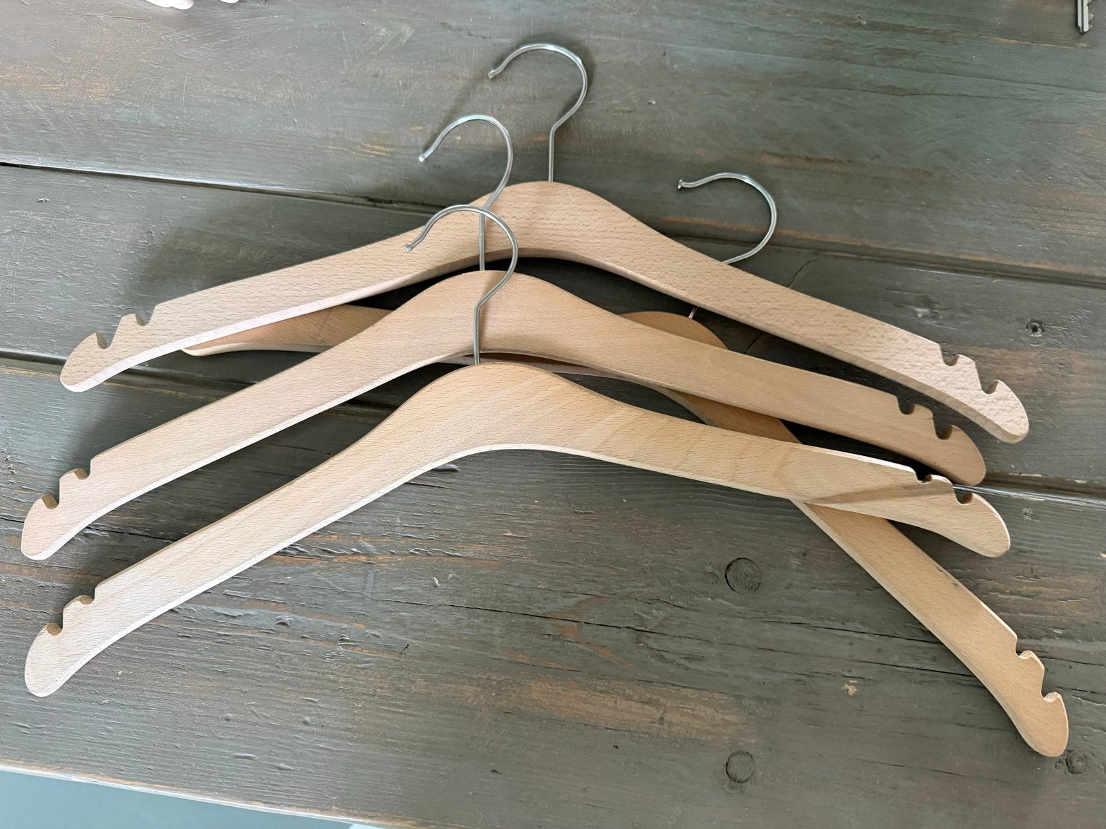 500 kledinghangers en 100 broekhangers, Ophalen of Verzenden, Gebruikt, Hout, Volwassenen