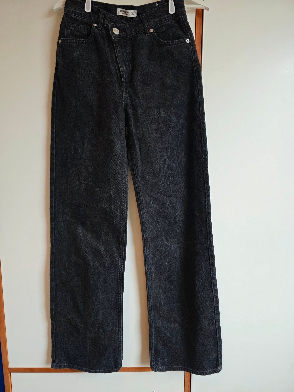 Pull and Bear zwarte spijkerbroek met asymmetrische taille, Zwart, Ophalen of Verzenden, Zo goed als nieuw, Pull and Bear