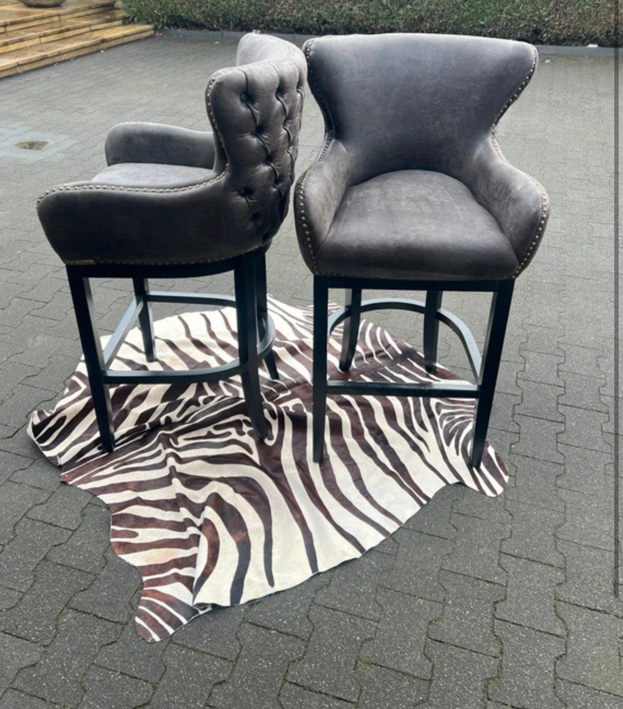 2 stoere bruine leather look barstoelen zo goed als nieuw, Huis en Inrichting, Barkrukken, Ophalen, Leer, Zo goed als nieuw, 90 cm of meer