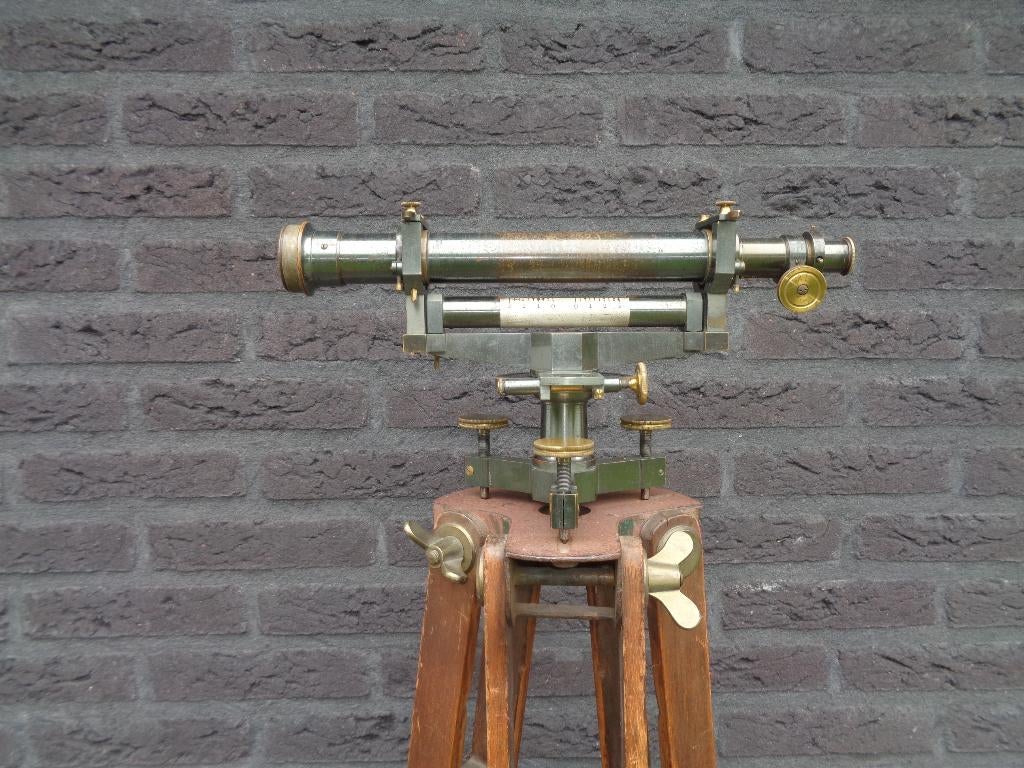 Landmeetkundig instrument met  driepoot, Ophalen
