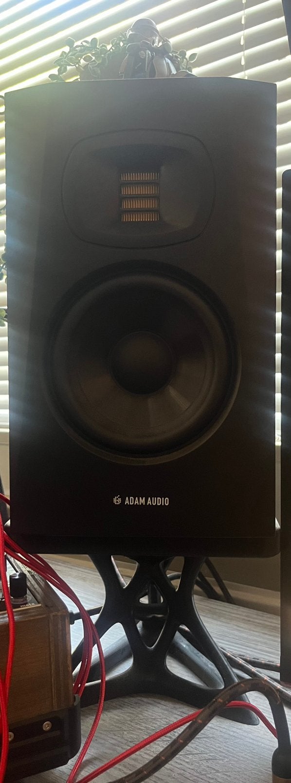 Adam T5V speakers met custom stands, Studiomonitor, Inclusief standaarden, Zo goed als nieuw, Ophalen