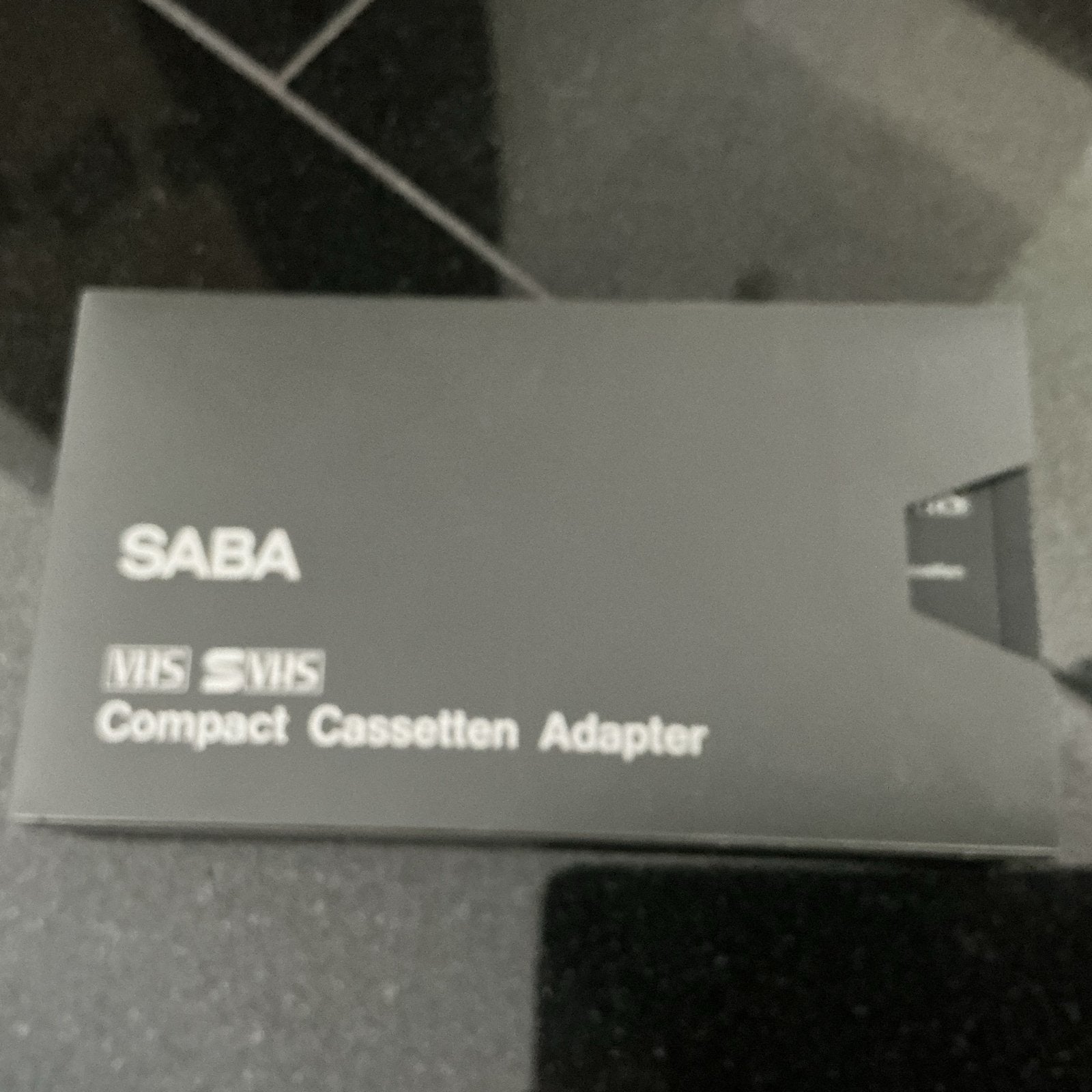 SABA VHS SVHS Compact Cassetten Adapter-Nieuw staat., Audio, Tv en Foto, Videospelers, Ophalen of Verzenden, Zo goed als nieuw