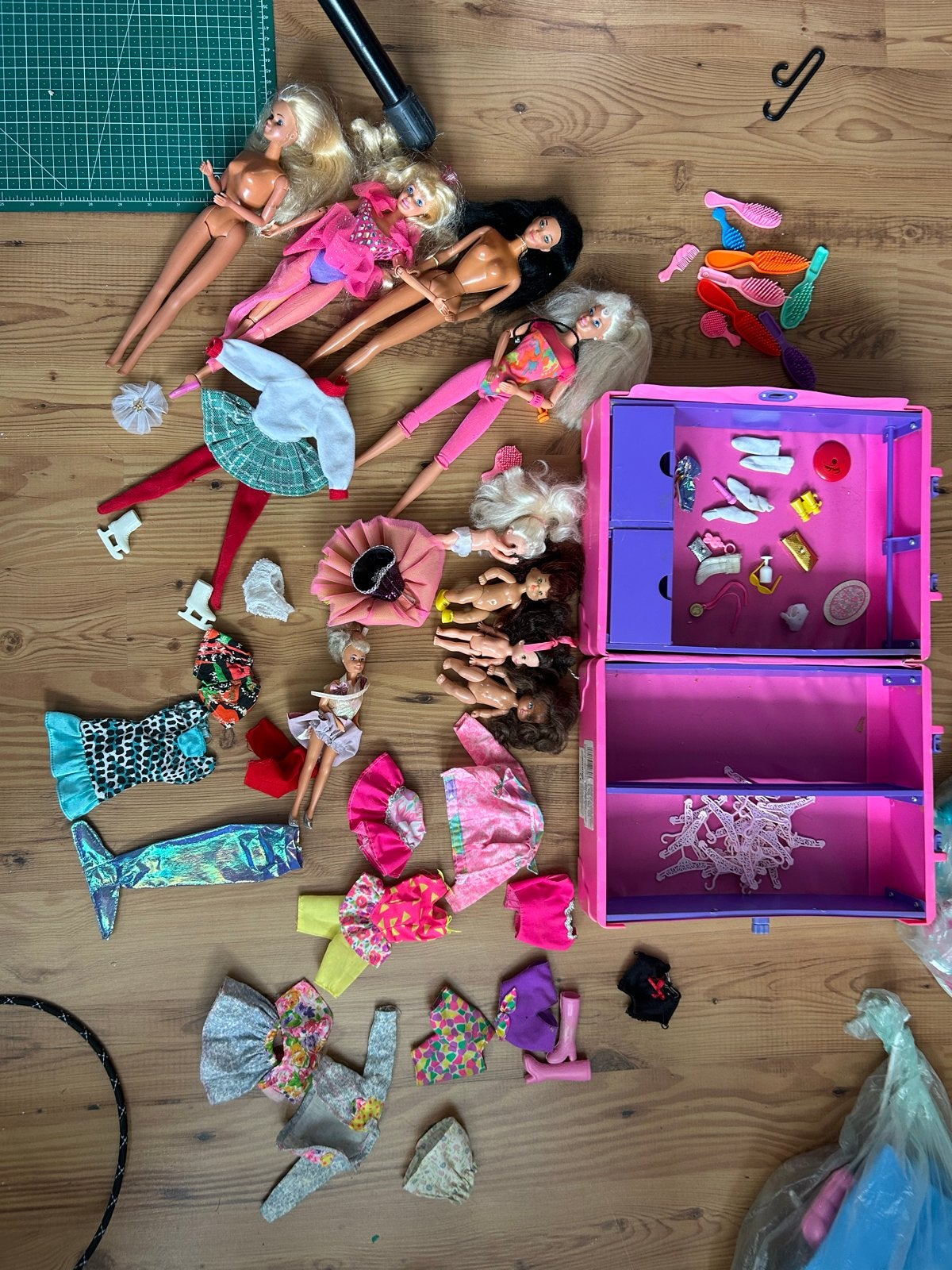 Vintage Barbie poppen, kleding en accessoires met koffer, Ophalen of Verzenden, Gebruikt, Barbie