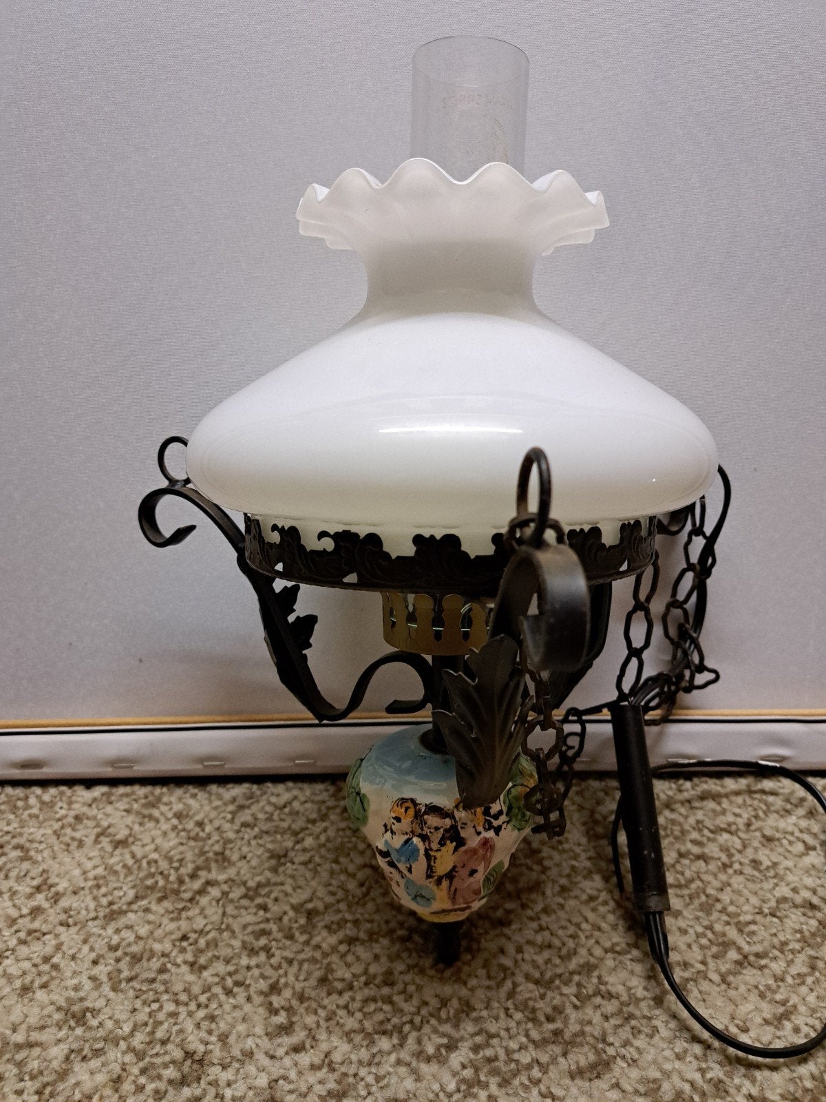 Antieke hanglamp met melkglas en decoratieve details, Ophalen