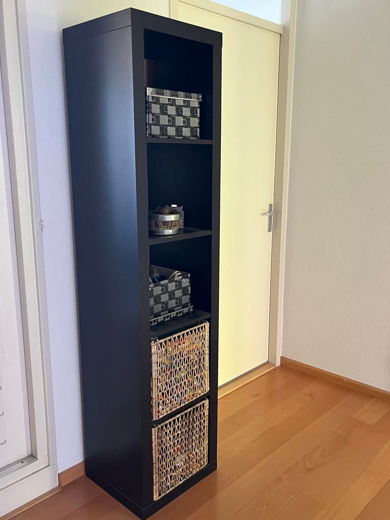 Ikea Kallax: Zwarte smalle kast met 2 rieten manden, Huis en Inrichting, Kasten | Overige, Ophalen, Gebruikt