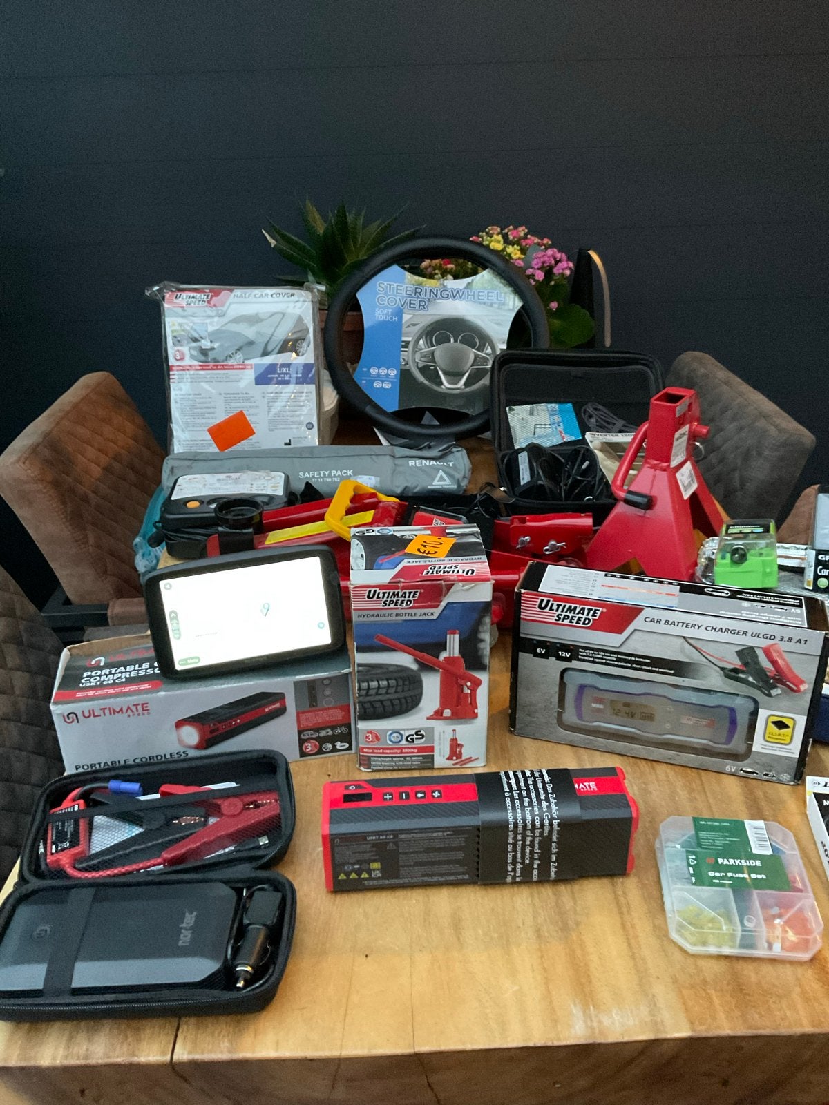 Complete auto-accessoires set: navigatie, krik, lader & meer, Ophalen, Zo goed als nieuw