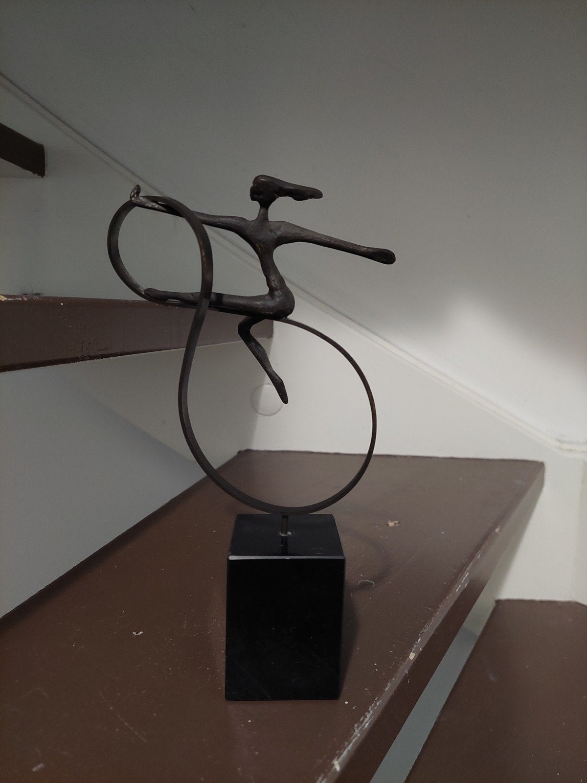 Abstract bronzen beeld van acrobate op sokkel, Handgemaakt, Ophalen of Verzenden, Brons, 20 - 50 cm
