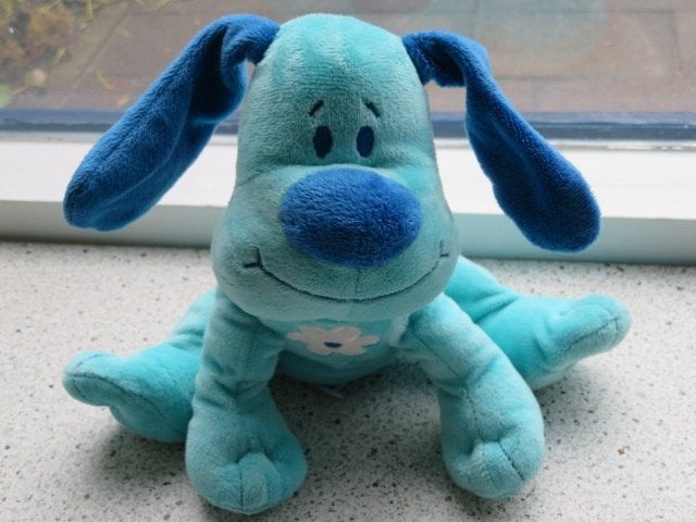 Hond Daisy merk Tiamo turqoise velours + witte bloem op de, Korrelvulling, Zo goed als nieuw, Tiamo, Hond