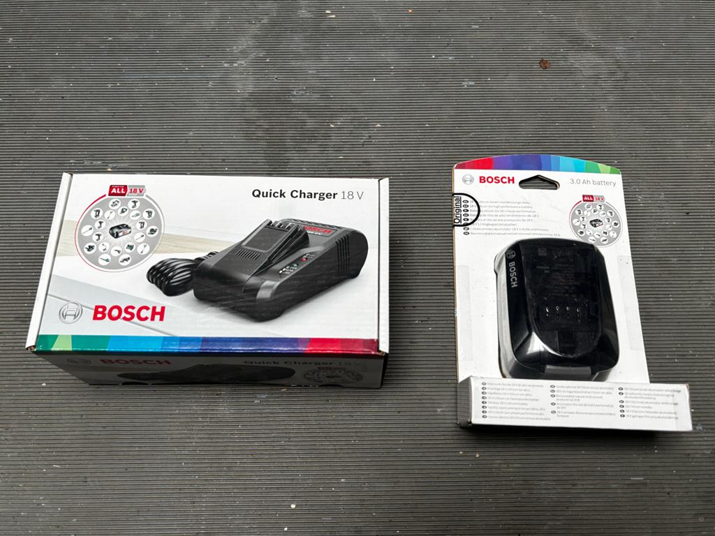Bosch Accu en Snellader 18V - Nieuw in doos, Doe-het-zelf en Verbouw, Ophalen of Verzenden, Nieuw